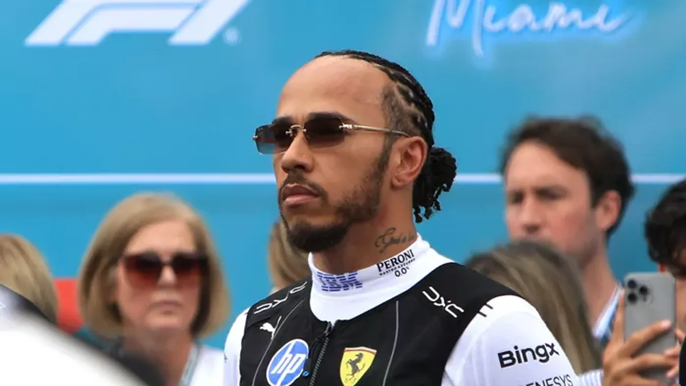 Mindenki értetlenül áll, Lewis Hamilton újra a külsejével sokkolt