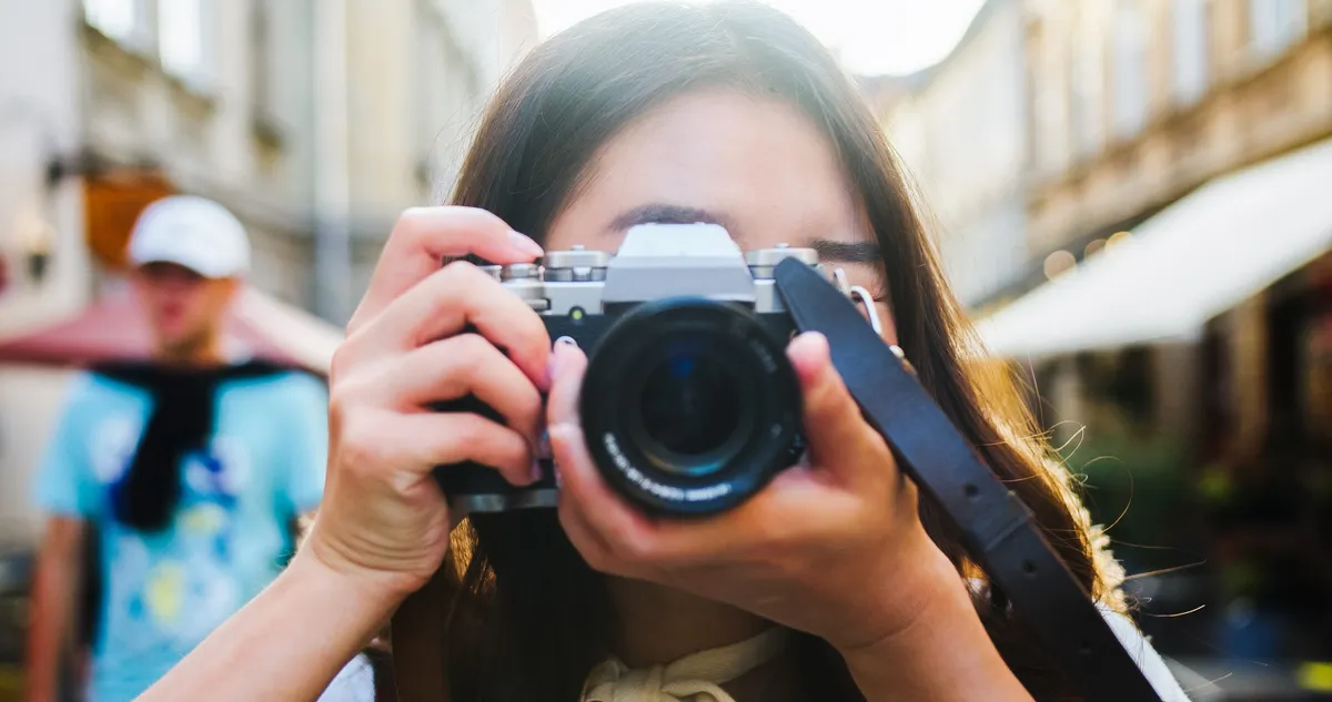 Egy nő a budapesti látnivalók fotózása közben
