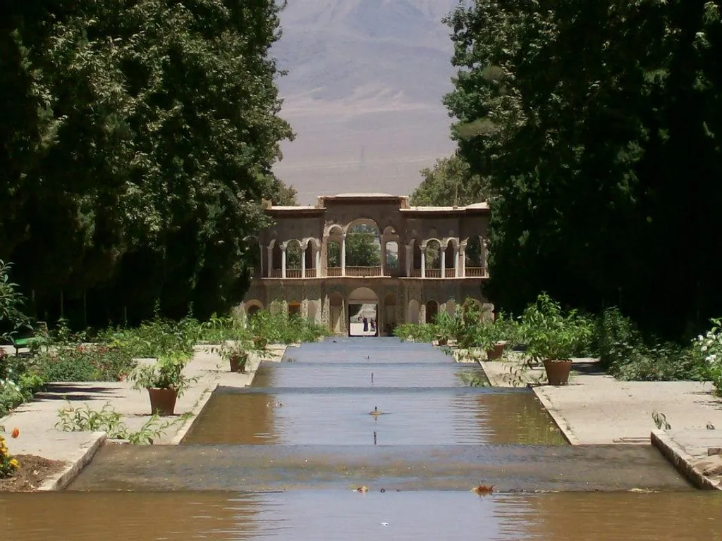 A mahani Shazdeh-kert, amely egyike Irán 9 UNESCO Világörökségi perzsa kertjeinek. 