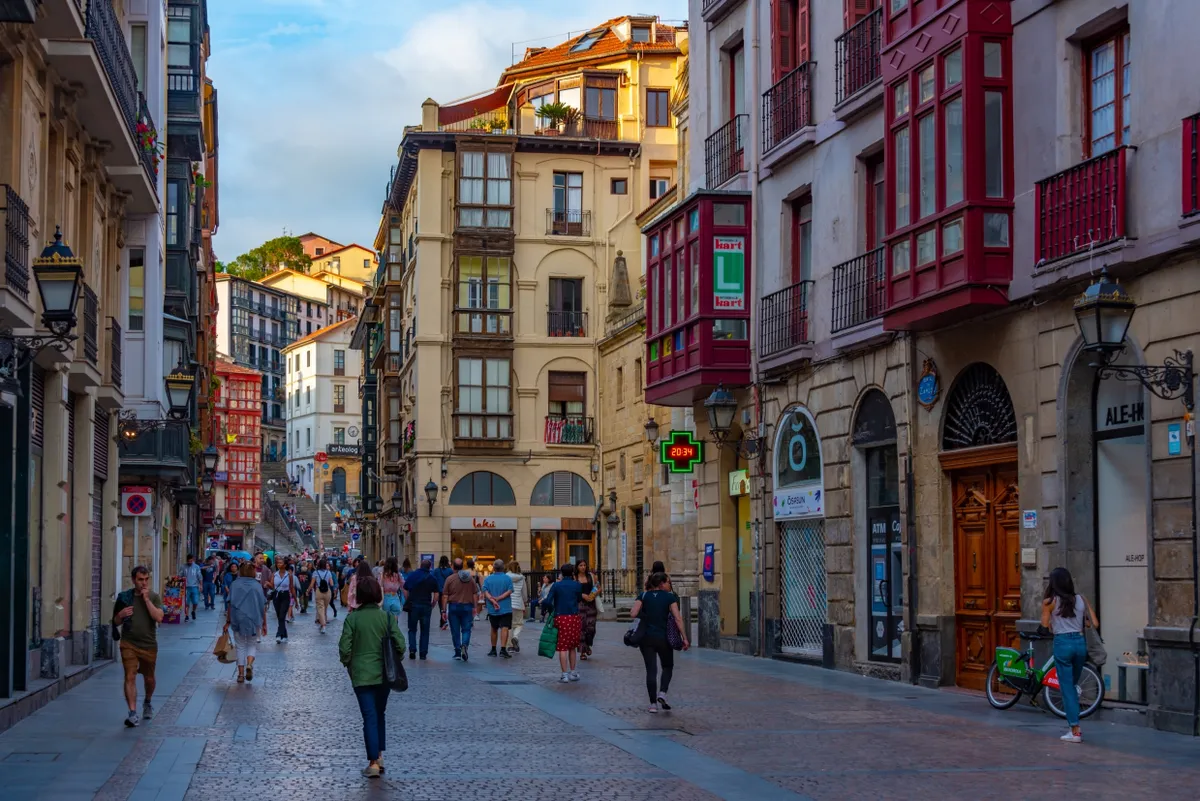 Bilbao látnivalói közül az óváros színes homlokzatú épületeivel sétára csábí.