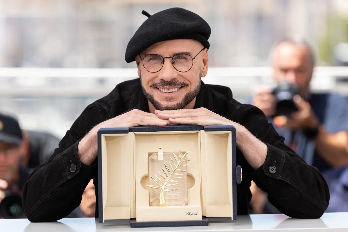 John Travolta Arany Pálma díjával a Cannes-i Filmfesztiválon.