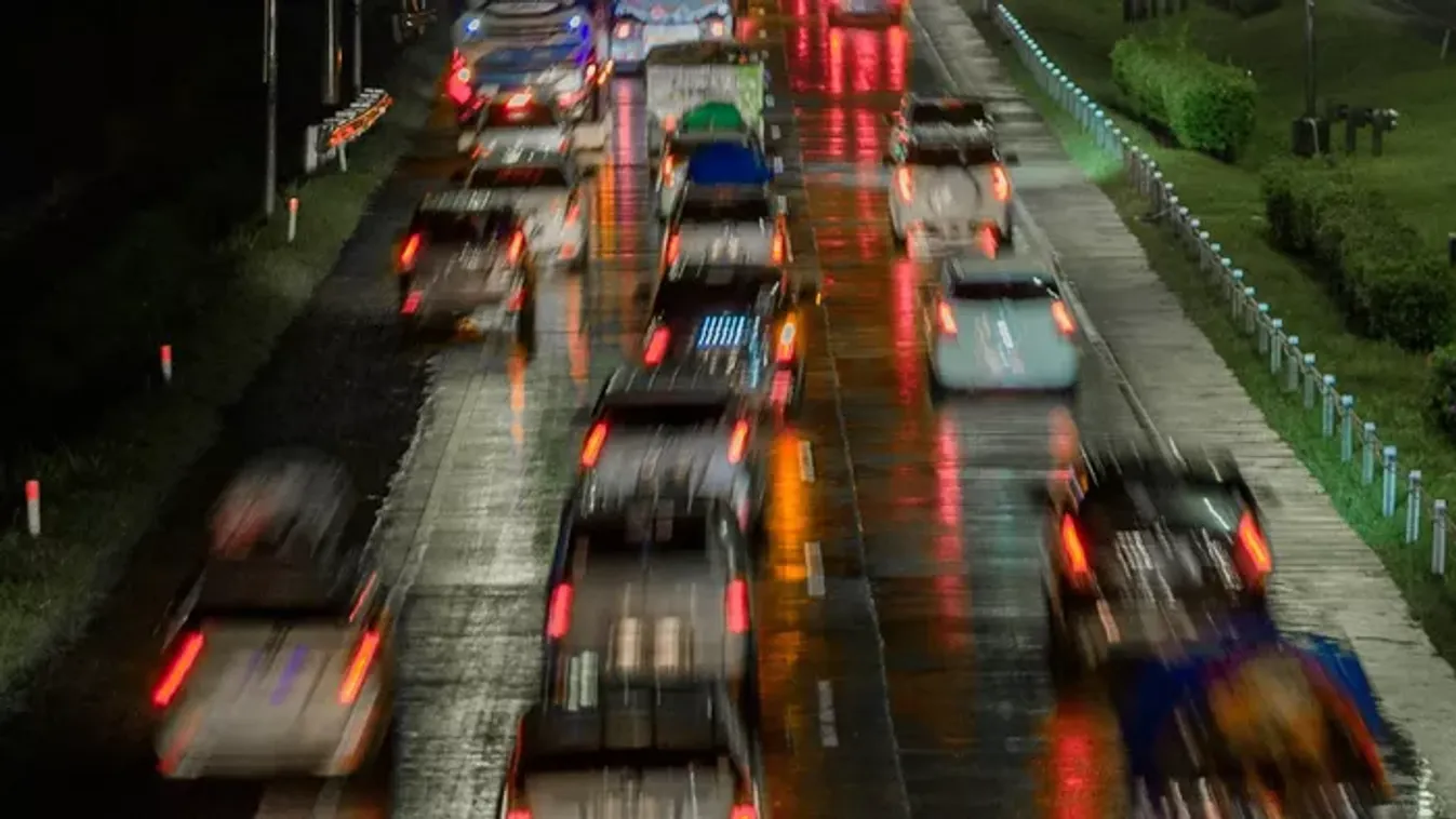 14 kilométeres a dugó az M1-esen, de elesett az M7 is