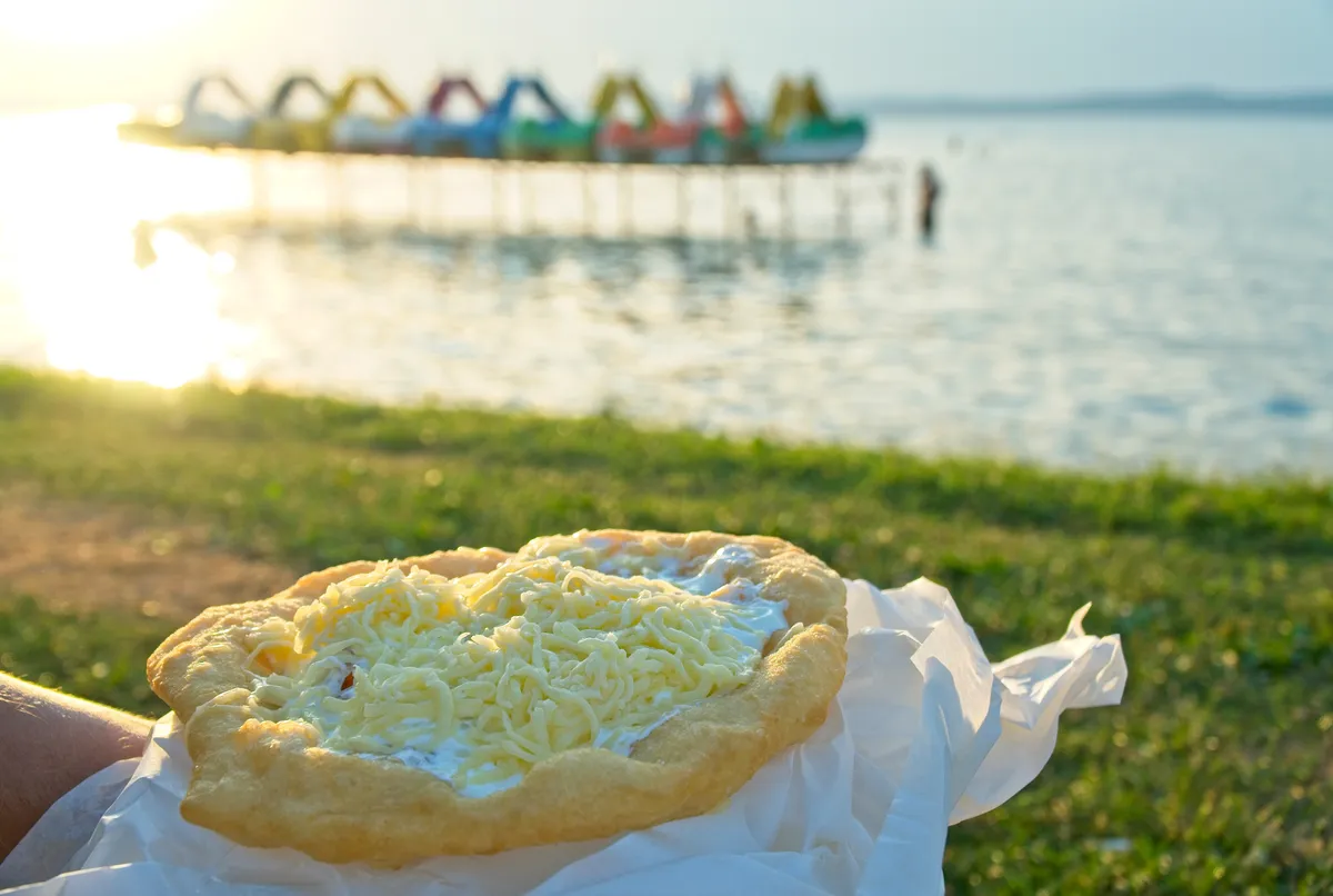 A lángos recept alapján készített lángos és a Balaton.