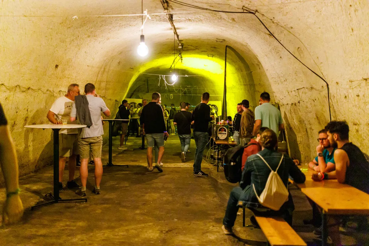 Vendégek katakombákban rendezett sörfesztiválon