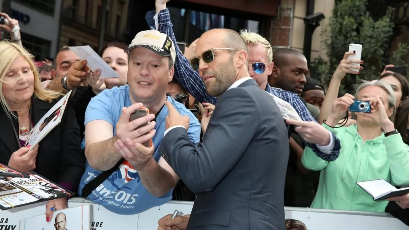 "A biztonsági embereket verte a víz" – Jason Statham orbitálisat bulizott Budapesten! A Bálnánál mindenki körülötte partizott