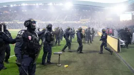 Káoszba fulladt a mérkőzés – maszkos szurkolók rohanták le a futballpályát