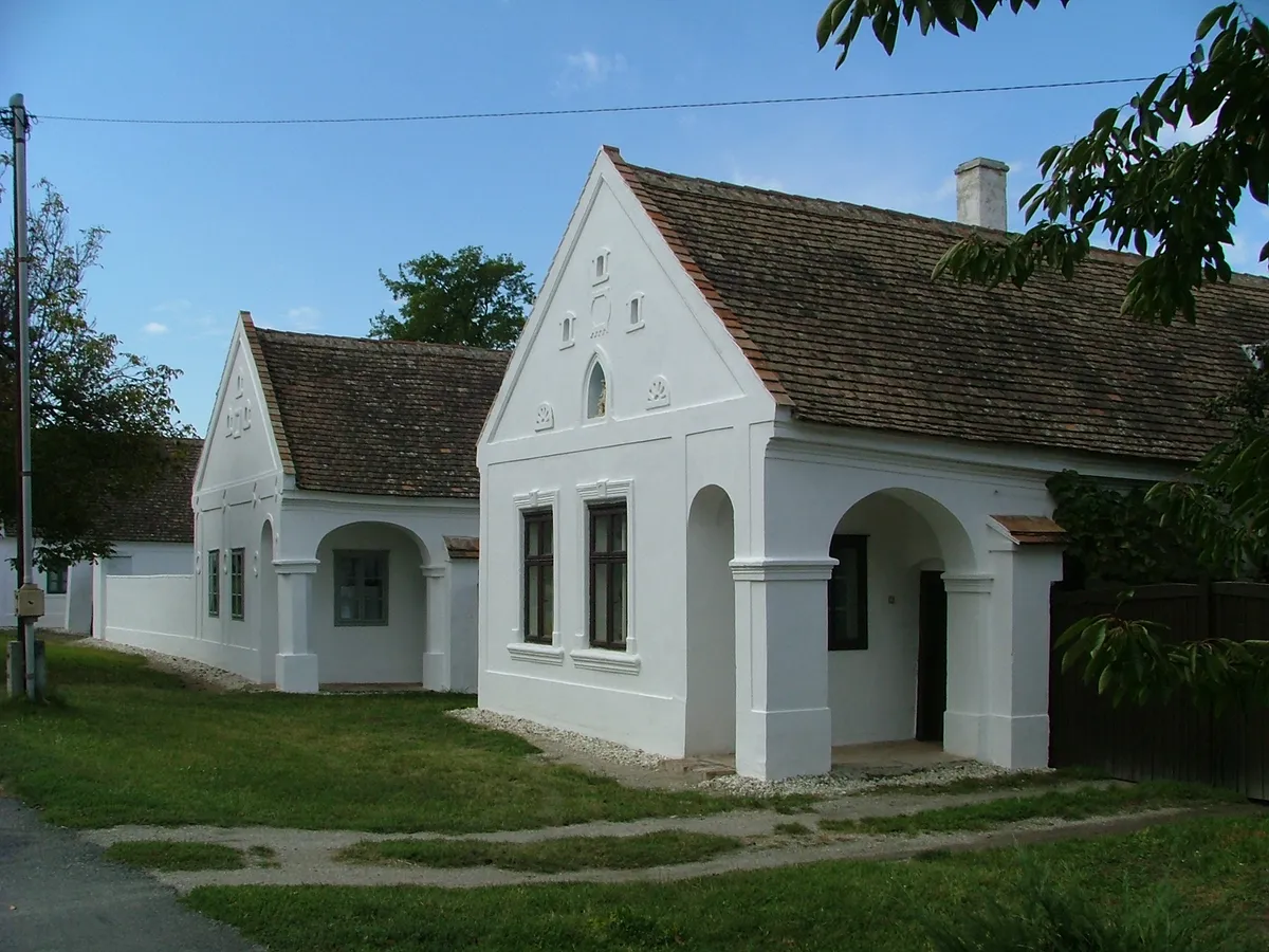 A Fertő-tó látnivalói közé tartozik a műemléki védettségű parasztházai.