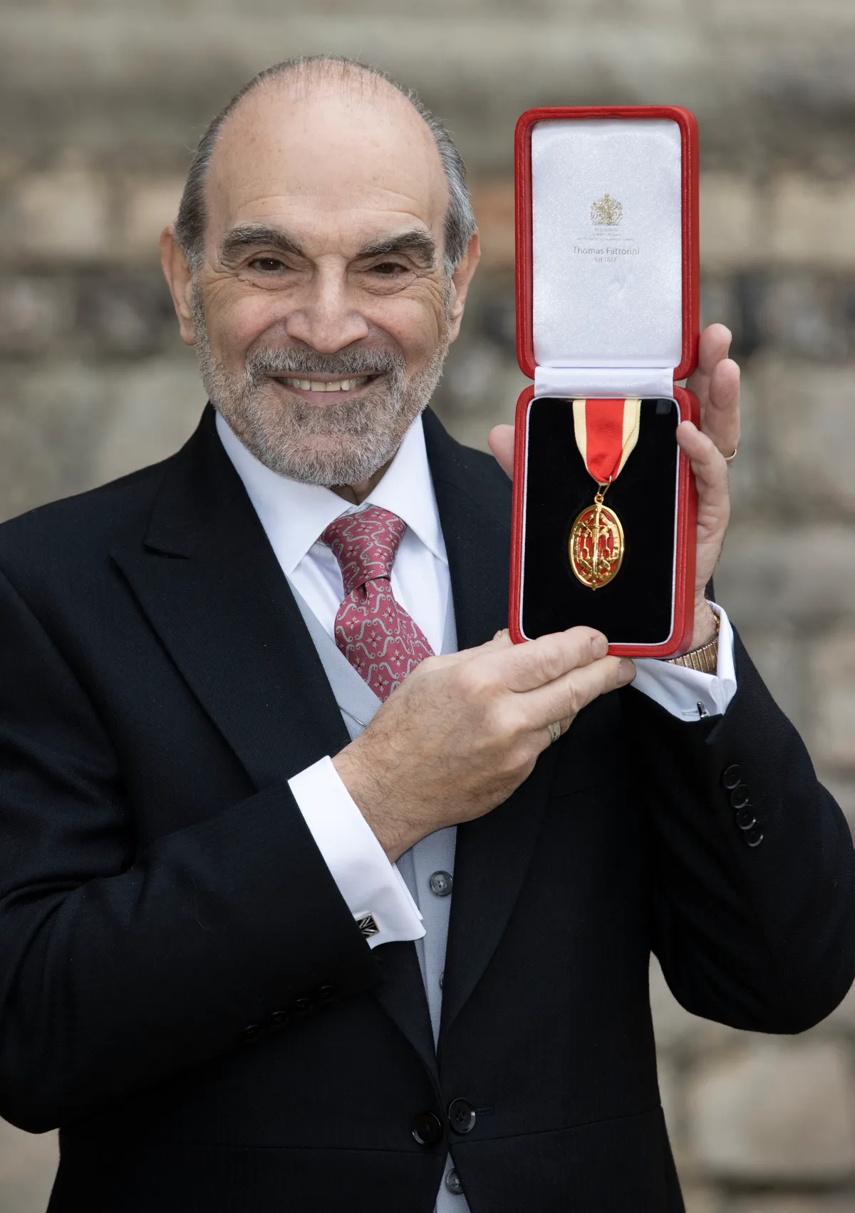2022 januárjában Vilmos herceg a Windsor-palotában lovaggá ütötte Sir David Suchet-et