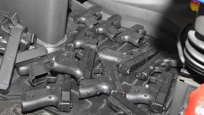 12 lőfegyver került elő a kamionból az M5-ös autópályán