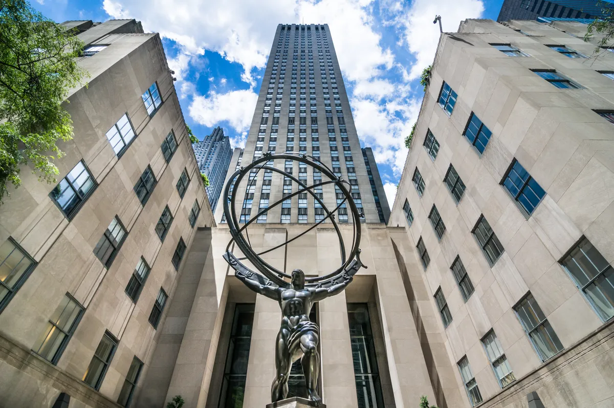 A forgatási helyszínek, ahol Az ördög Pradát visel 2. filmet forgatták New Yorkban, mint pl. a Rockefeller Center.