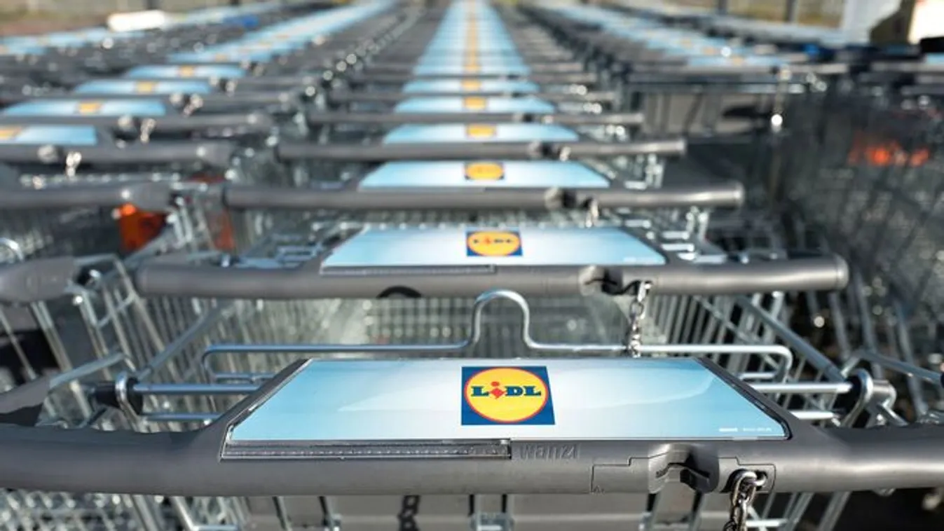 Kordonok és rendőrök a Lidl körül: meghalt egy férfi a helyszínen, mindenki a tragédiáról beszél