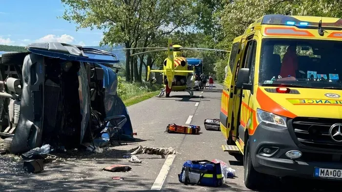 Képeken a baleset: mentőhelikopter szállt le Nógrádban