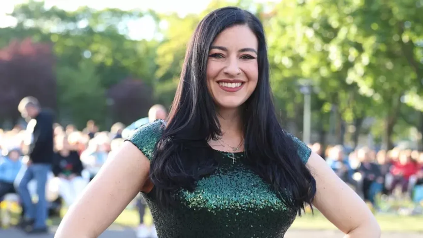 Stana Alexandra egy helikopterből lógott ki - Fotó