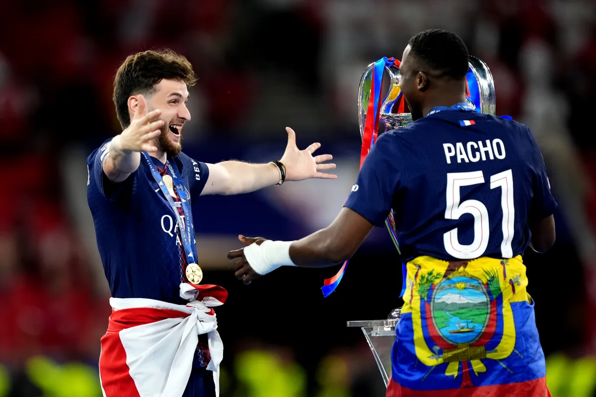 Kvarachelia és Pacho ünnepel az Arsenal-PSG BL-döntő után