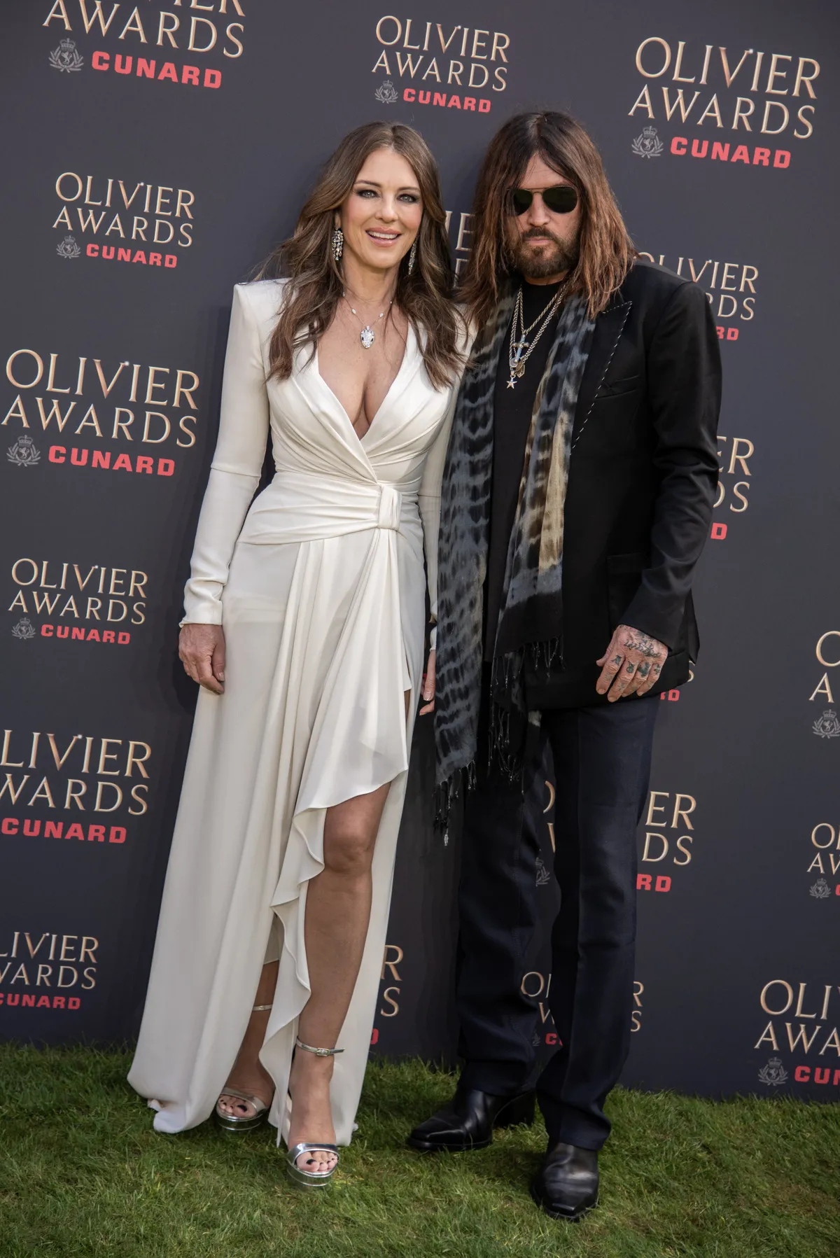 Elizabeth Hurley és Billy Ray Cyrus 2025 tavaszán vállalták fel a kapcsolatukat
