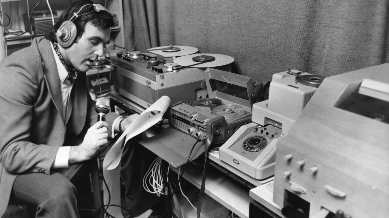 Retró kvízben szereplő fekete-fehér kép egy bemondóról