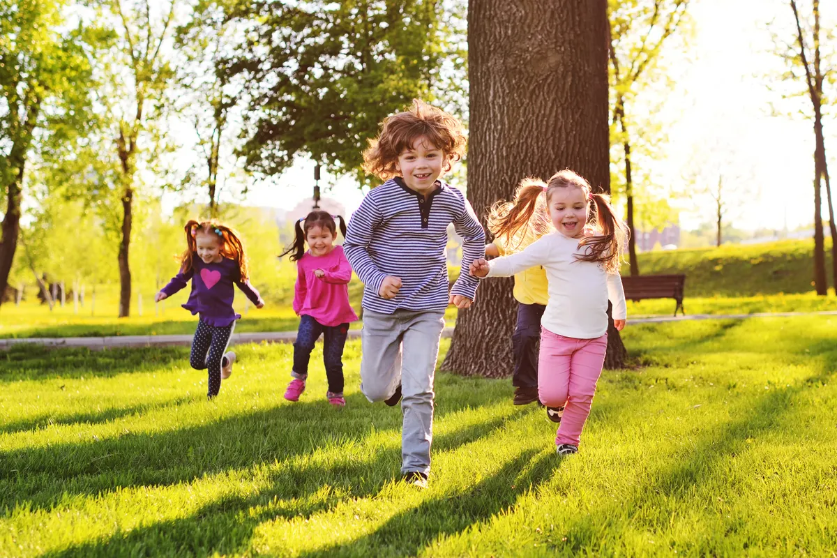 Gyereknapi programok felszabadultan szaladgáló gyerekekkel.