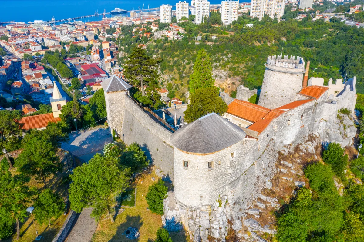 Rijeka és a Trsat-erőd légi felvételről. 