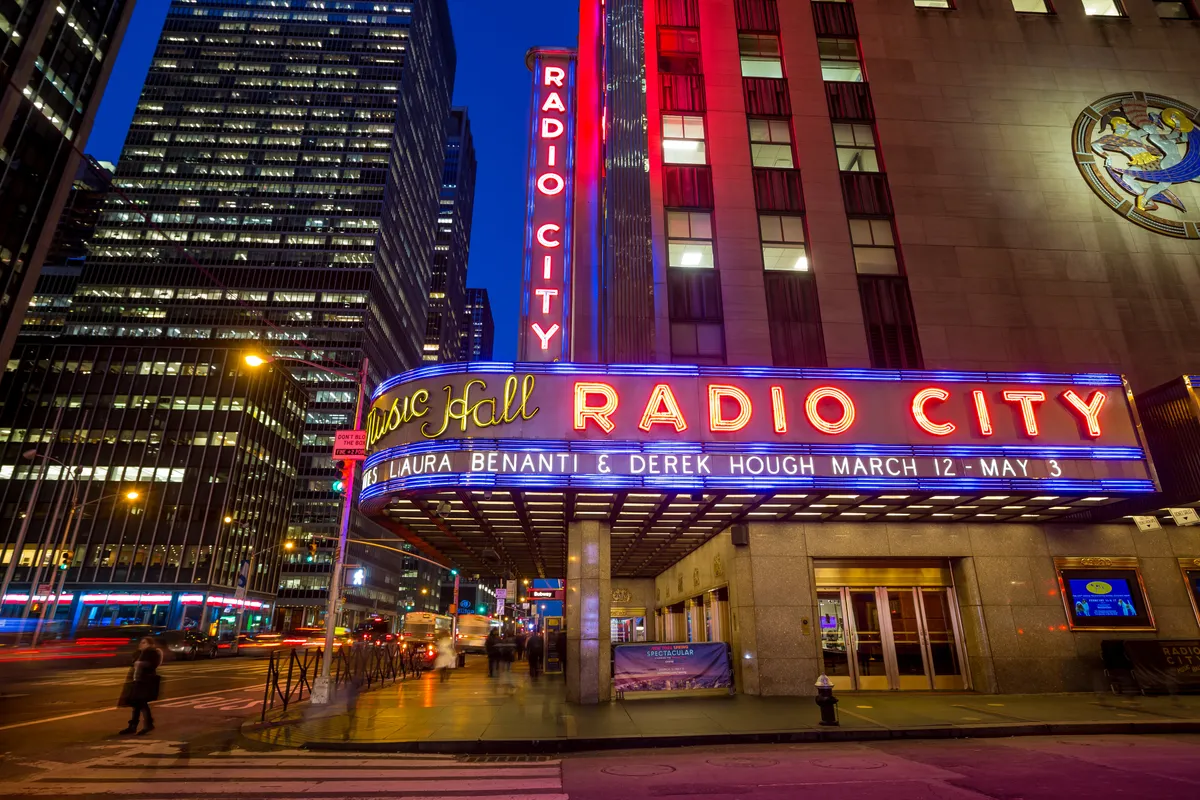 A Radio City Music Hall épülete NY-ban esti kivilágítással.