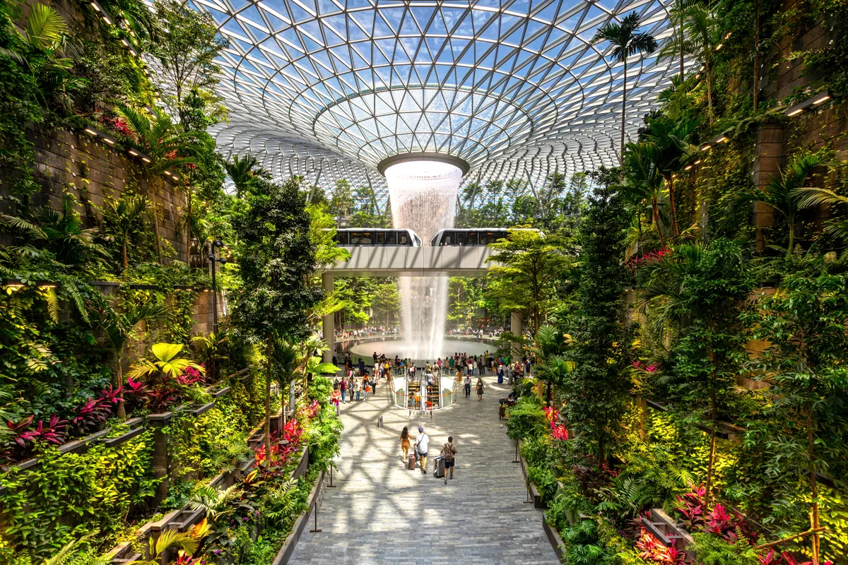 A világ legjobb repülőtere a szingapúri Changi, amelynek még belső vízesése is van.