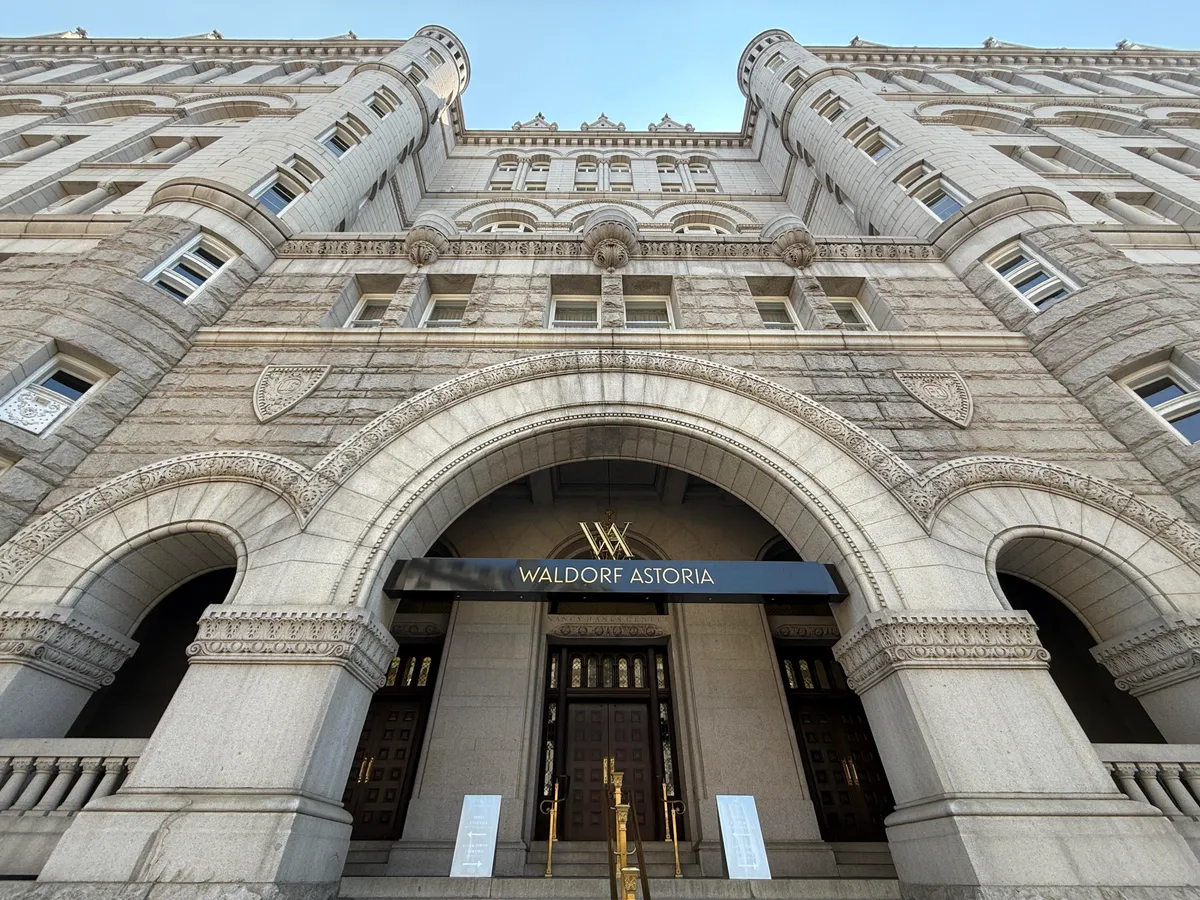 A Waldorf Astoria épülete New Yorkban.