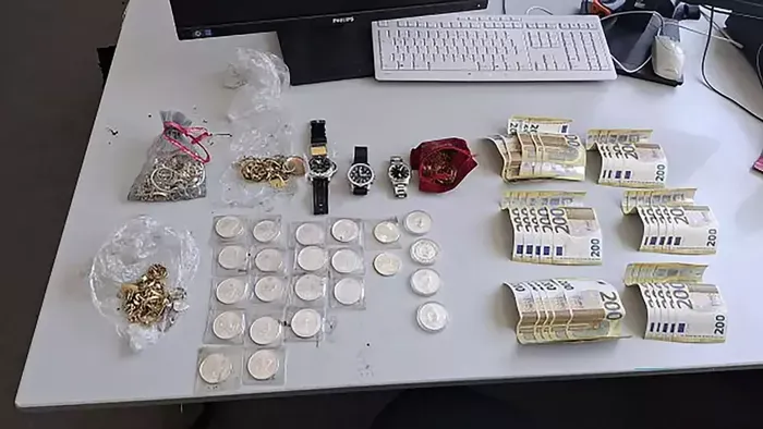 Valódi kincseket találtak a gyerekek a játszótéren