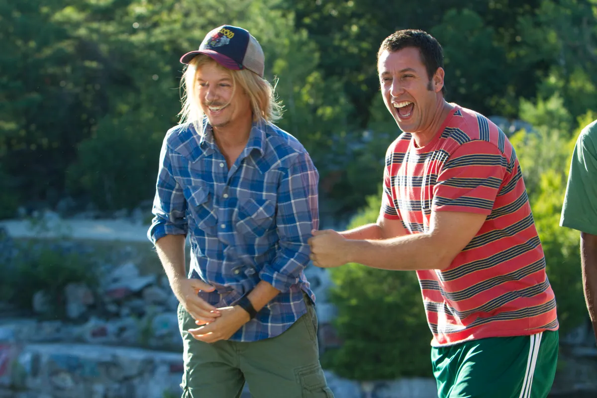 Jelenetkép a Nagyfiúk című filmből Adam Sandlerrel és David Spade-del.
