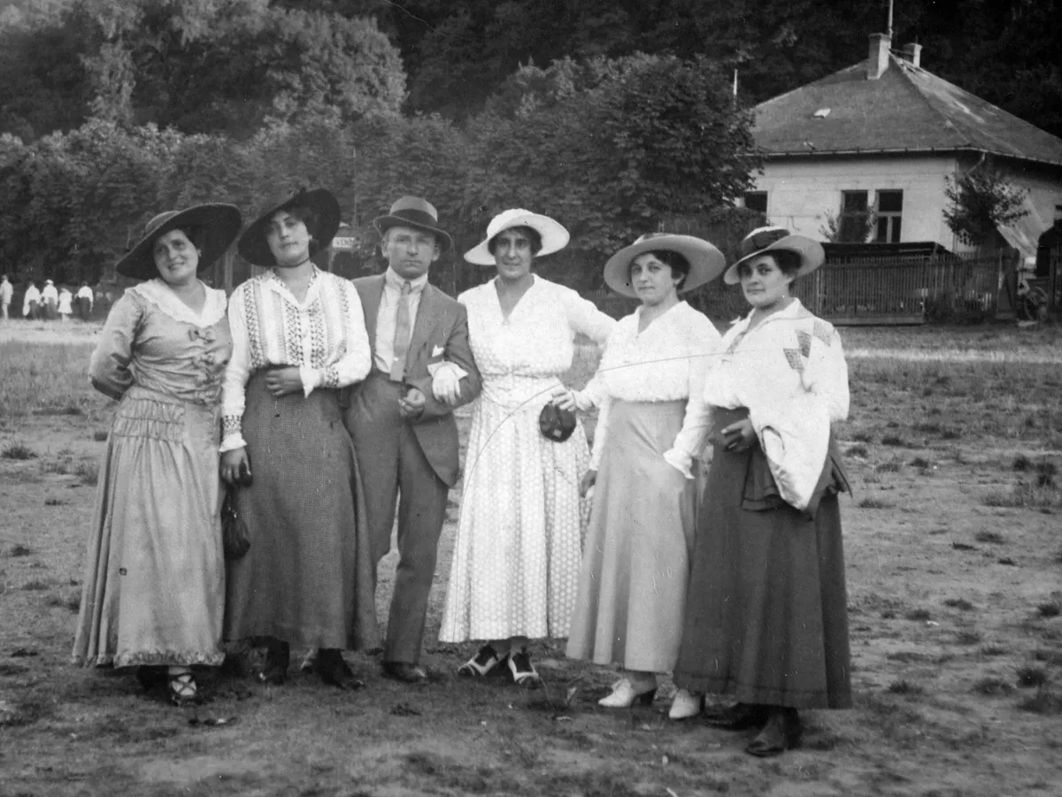Kisfaludi Strobl Zsigmonddal készült képen remekül látható XX. század eleji nyári divat legjobb példái.