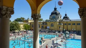 Két világsztár jelent meg a Széchenyi fürdőben, videóra vették a viselkedésüket