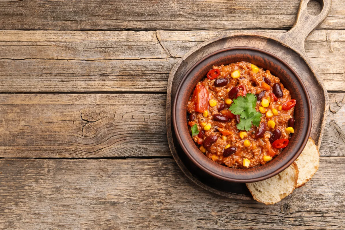 Fatálcán egy tál chilis bab két szelet kenyérrel
