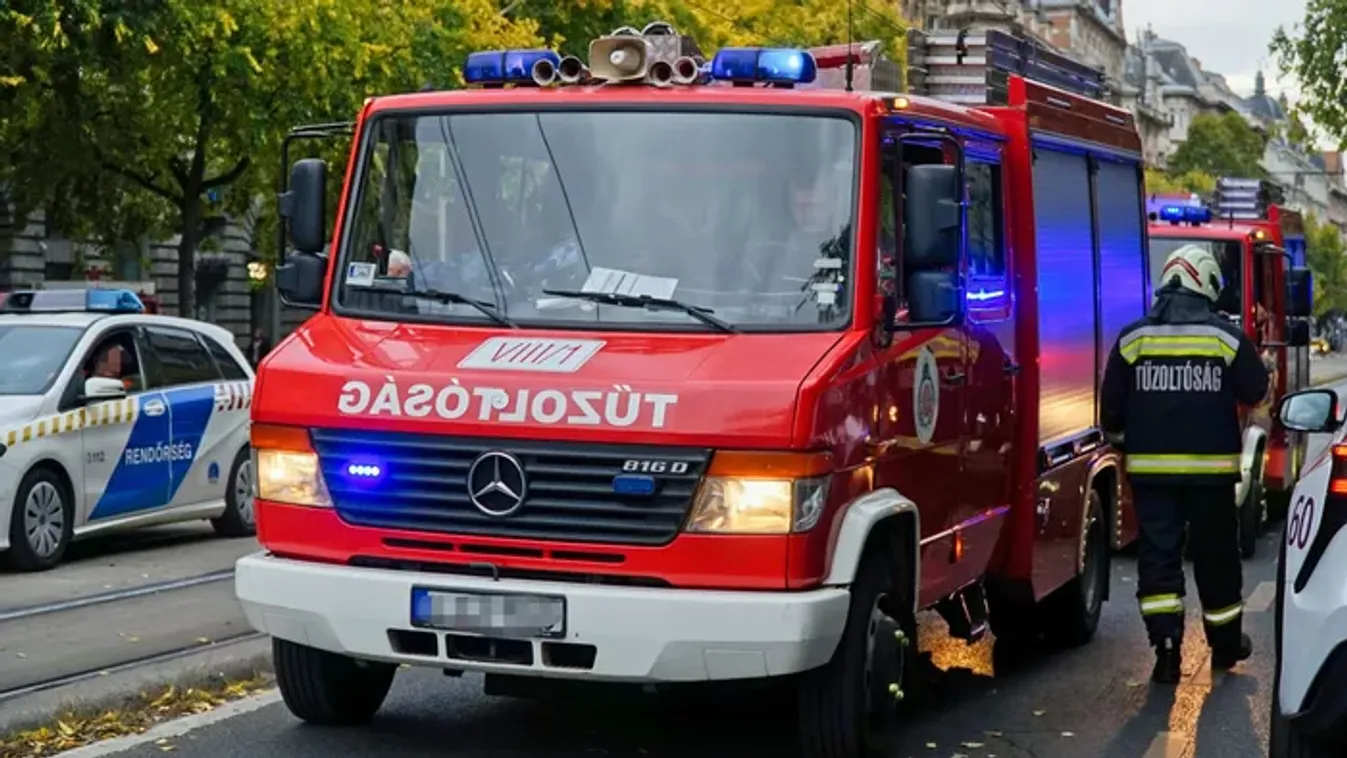 Brutális ütközés Budapesten, egy buszmegállónak csapódott a motoros
