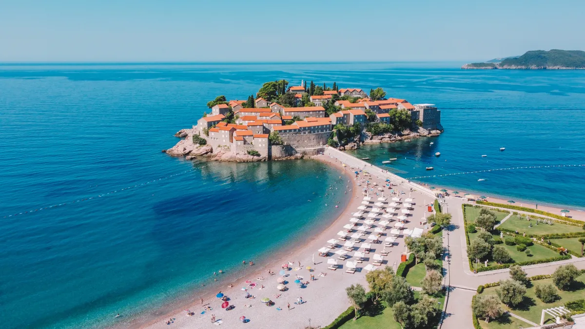 Sveti Stefan szigete a magasból fotózva.