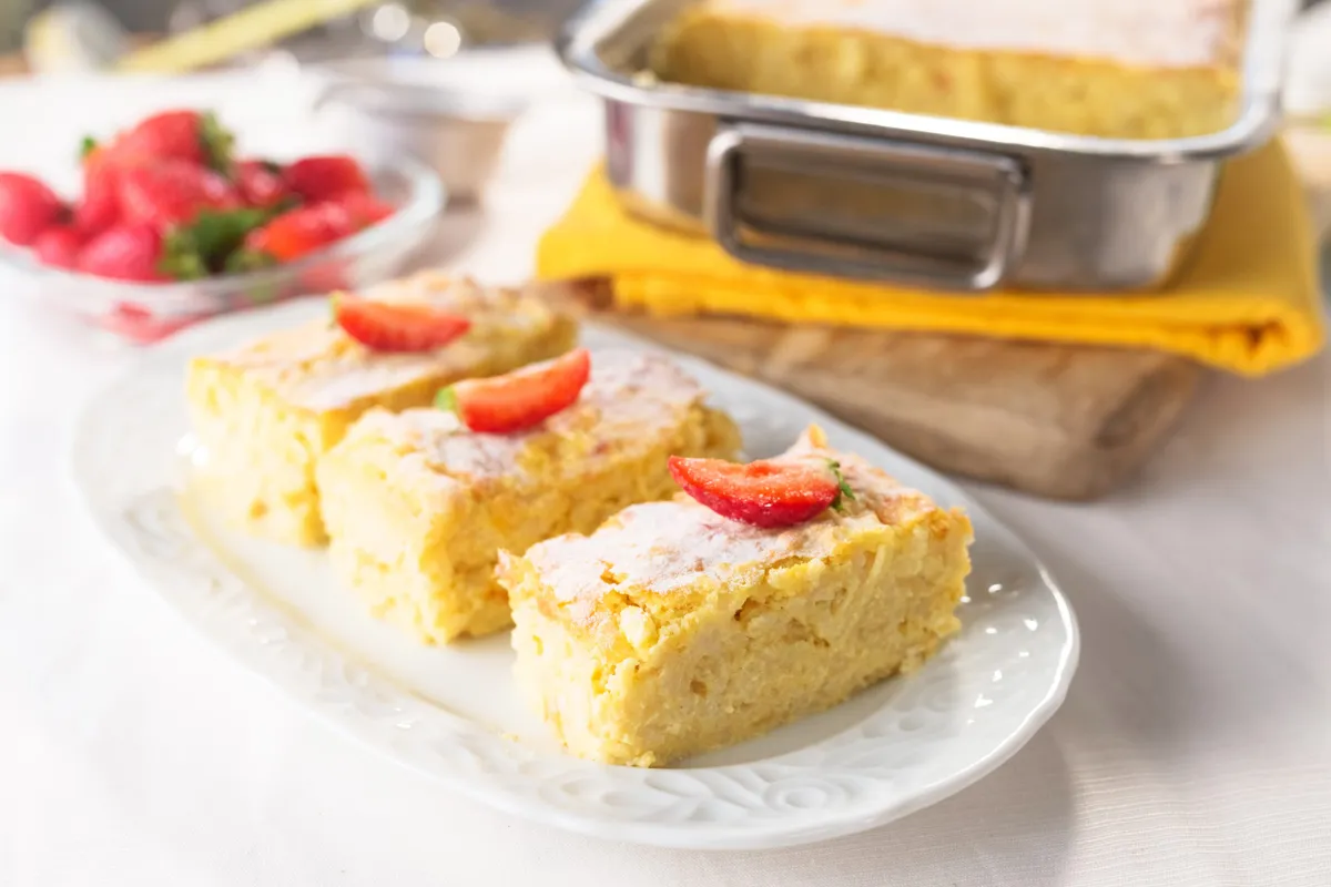 A különleges rizskoch recept alapján készült desszert porcukorral és eperrel tálalva.