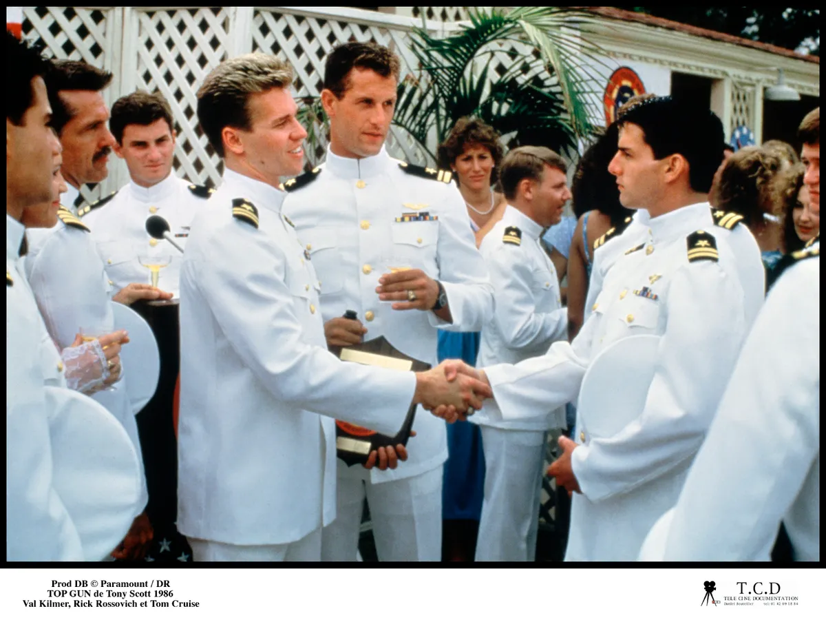 Jelenet a Top Gun című filmből, Tom Cruise és Val Kilmer tengerészgyalogos egyenruhában.