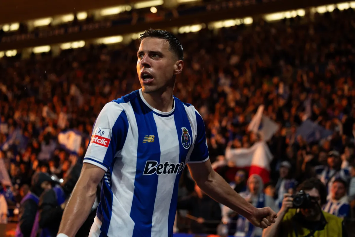 Betörtek Jan Bednarek, a Premier League sztárja házába és késsel fenyegették