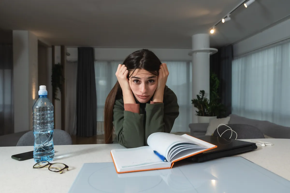 ADHD-val élő felnőtt nő a naptára előtt stresszel