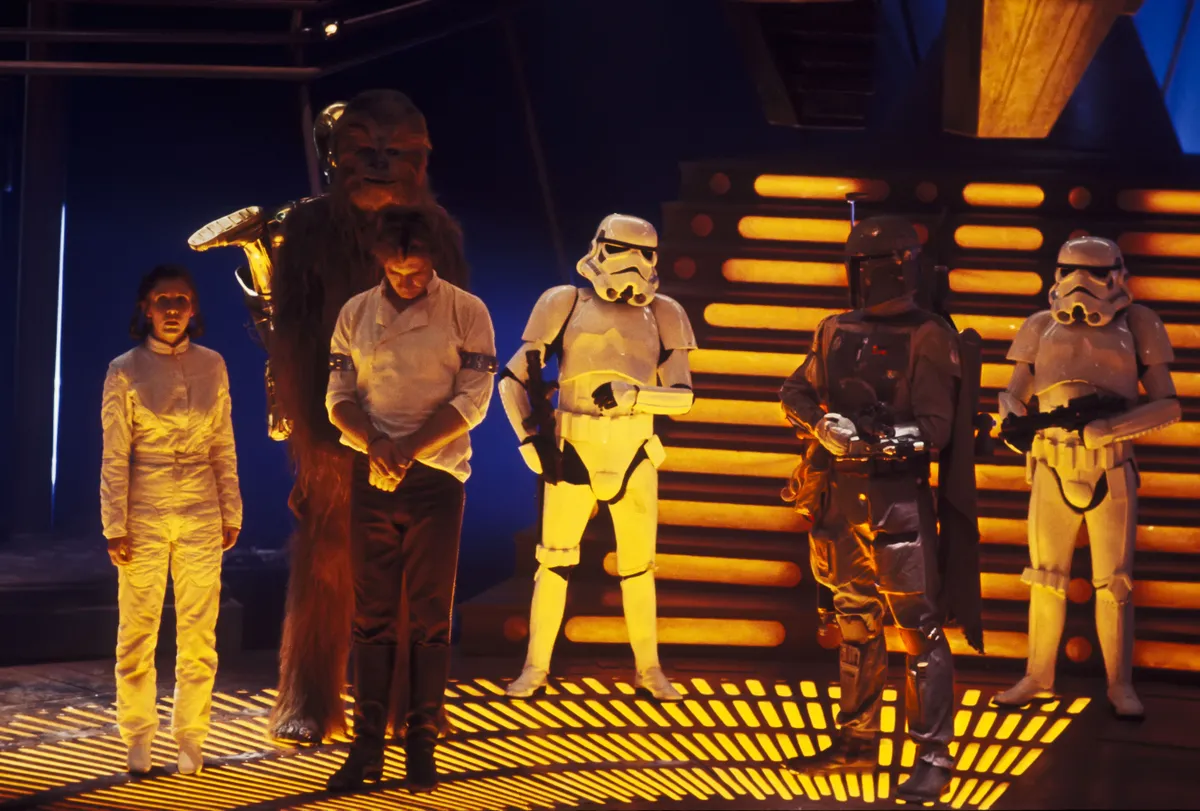 Han Solo, Leia hercegnő, Boba Fett, Chewbacca, és rohamosztagosok a Star Wars: A birodalom visszavág egyik jelenetképén.