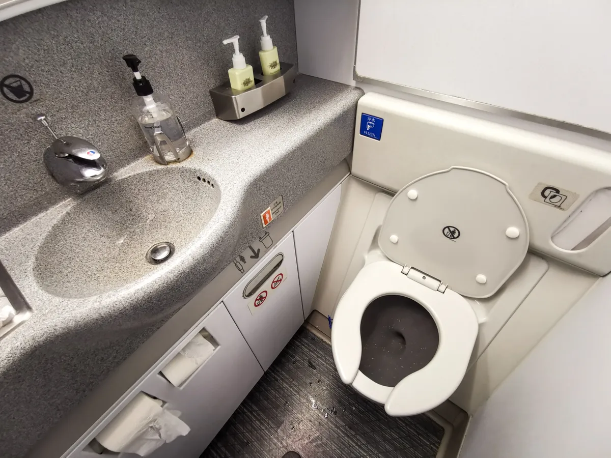 Egy repülőgép mosdója WC-vel és kézmosóval.