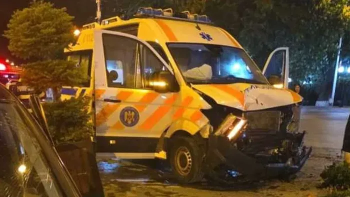 Szirénázó mentőautóval ütközött egy személygépkocsi