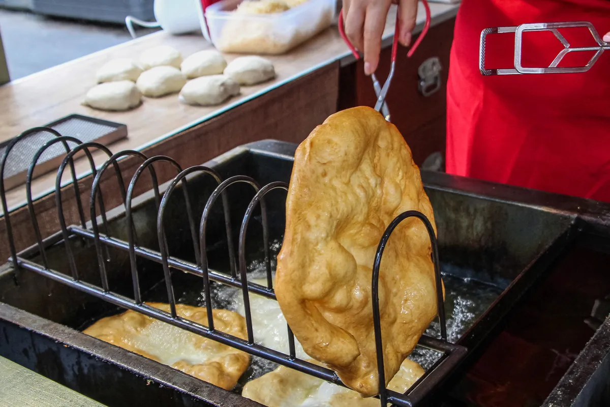 A lángos recept alapján olajban sülő finomság.