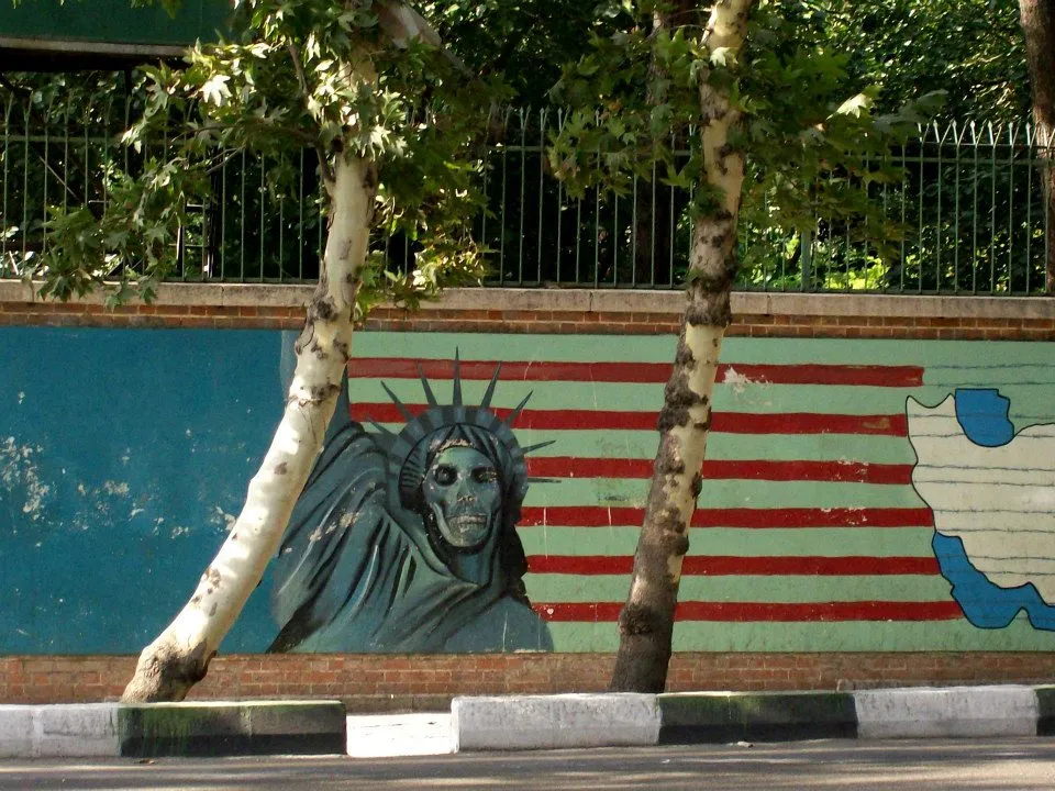 A teheráni amerikai nagykövetség kerítése.