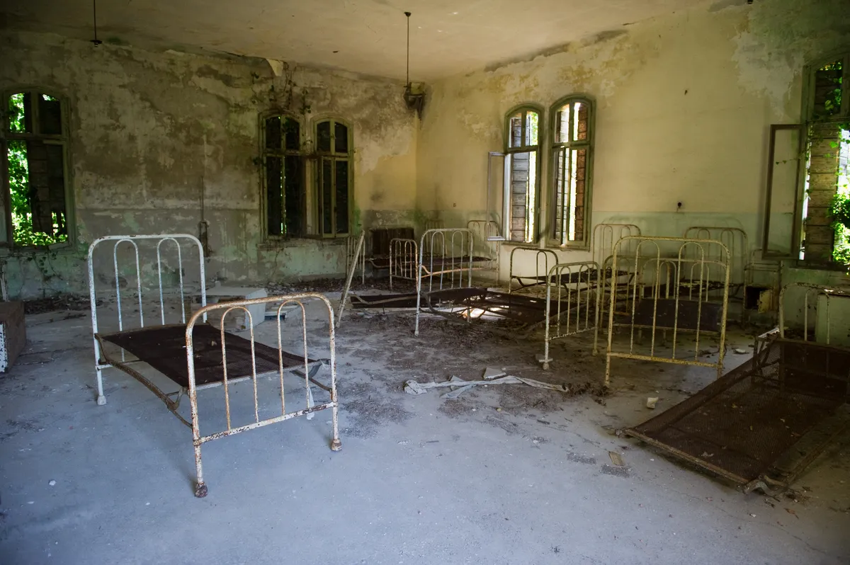 Régi ágyak egy elhagyatott elmegyógyintézetben Poveglia szigetén