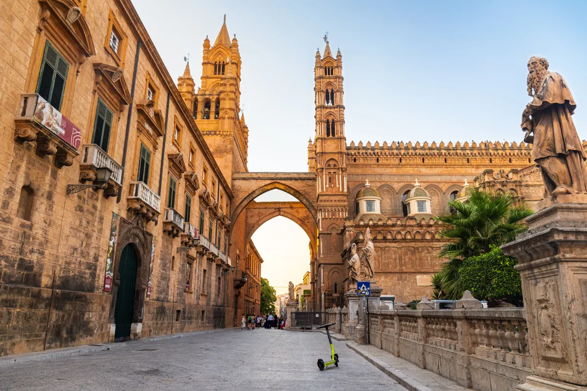 Palermoi utcarészlet a katedrálissal. 
