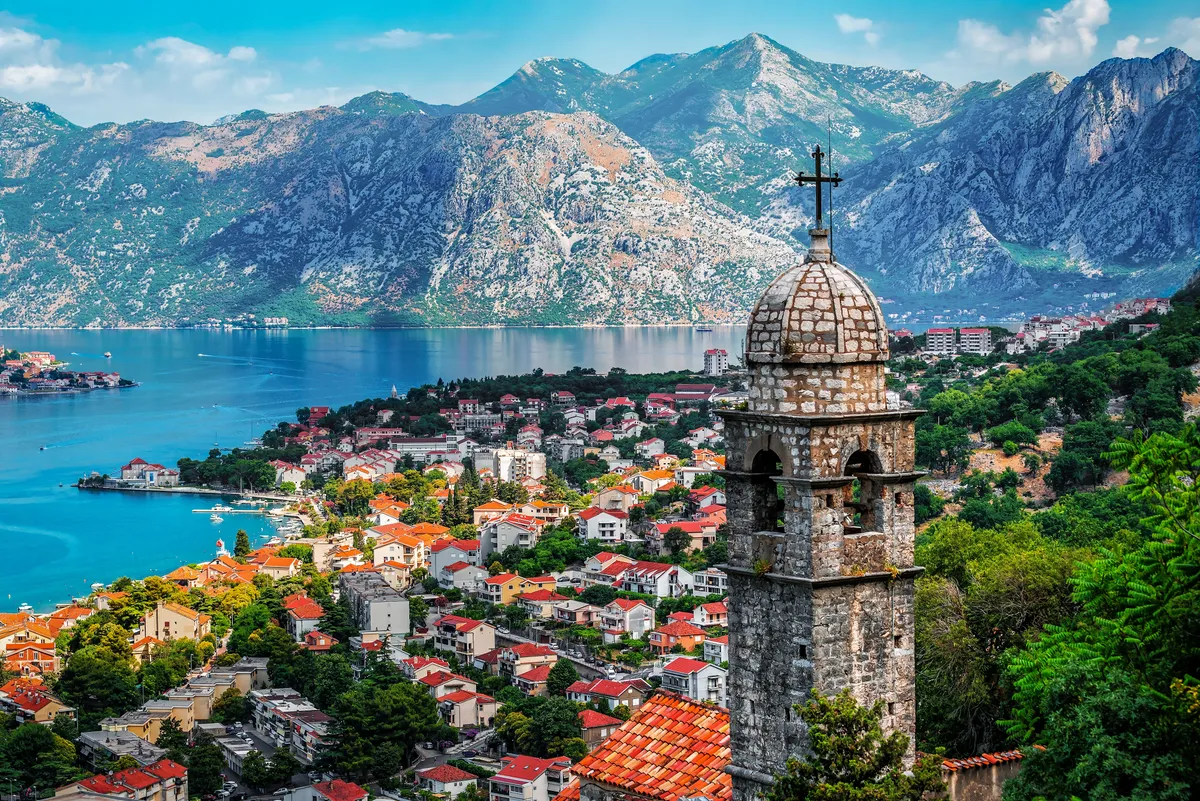 Kotor látképe a Miasszonyunk-templom tornyával.