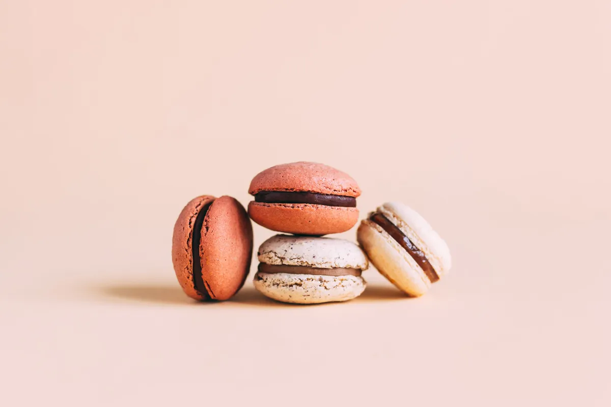 Klasszikus macaron csilis csokoládéval a tavaszi desszertek közül.