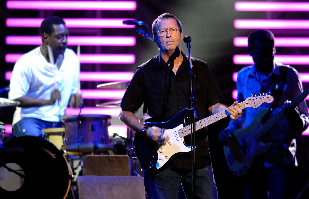 Eric Clapton-t madridi koncertje közben mellkason dobta egy rajongó
