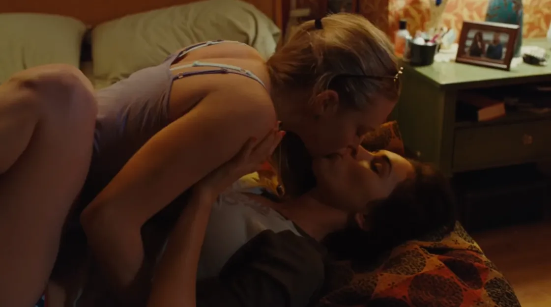 Amanda Seyfried és Megan Fox csókja hamarosan a Netflixen