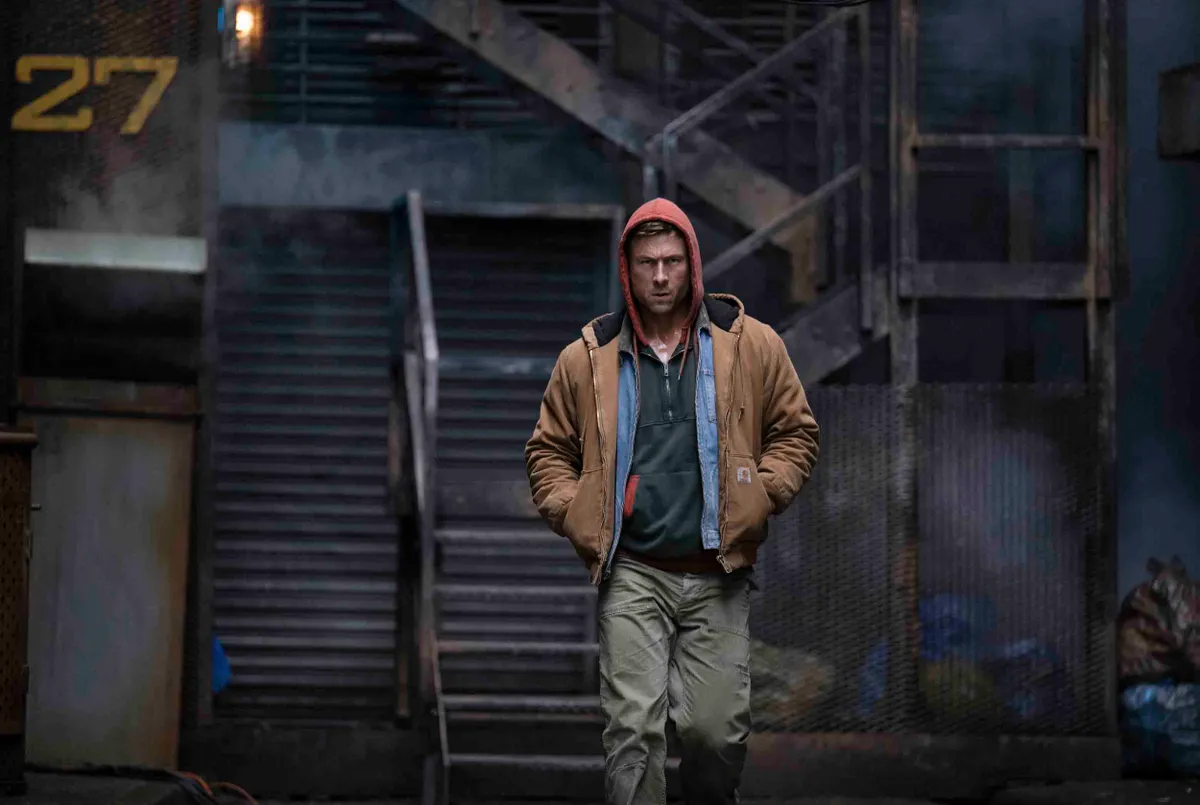 SKySHowtime, Glen Powell, A menekülő ember