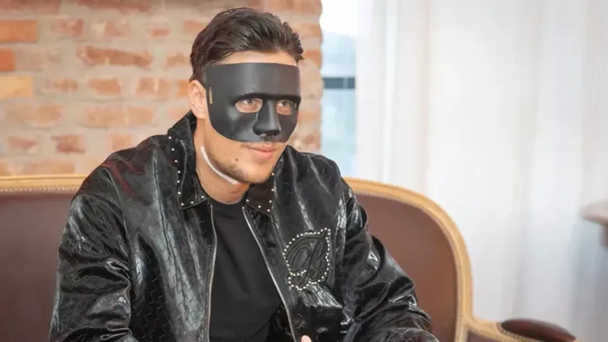 T. Danny masz mögé rejtette drogtól szétment orrát. 