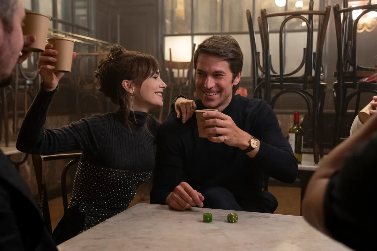 Lily Collins és Lucas Bravo az Emily Párizsban sorozatban.